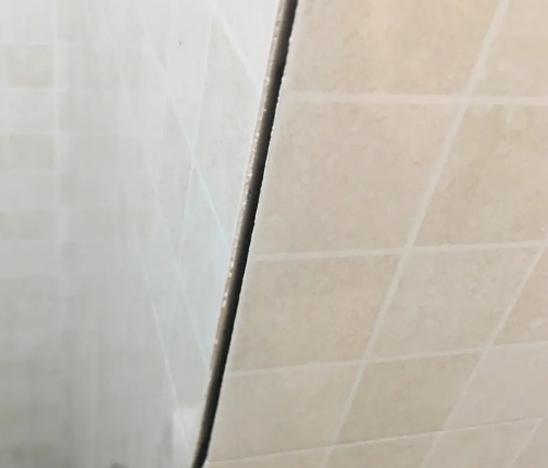 洛川瓷砖空鼓维修公司分享阳台瓷砖脱落的修复过程可以分为以下几个步骤
