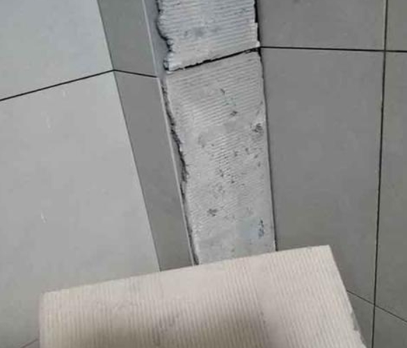 洛川瓷砖空鼓维修公司分享下厨房瓷砖脱落的补救措施。